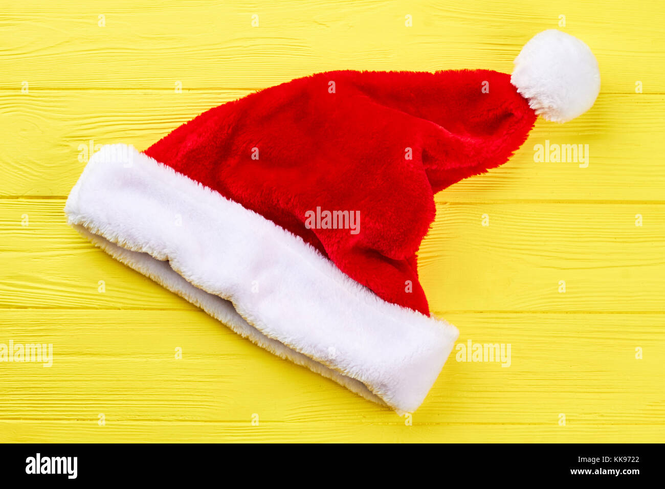 Santa Claus hat su sfondo colorato. Foto Stock