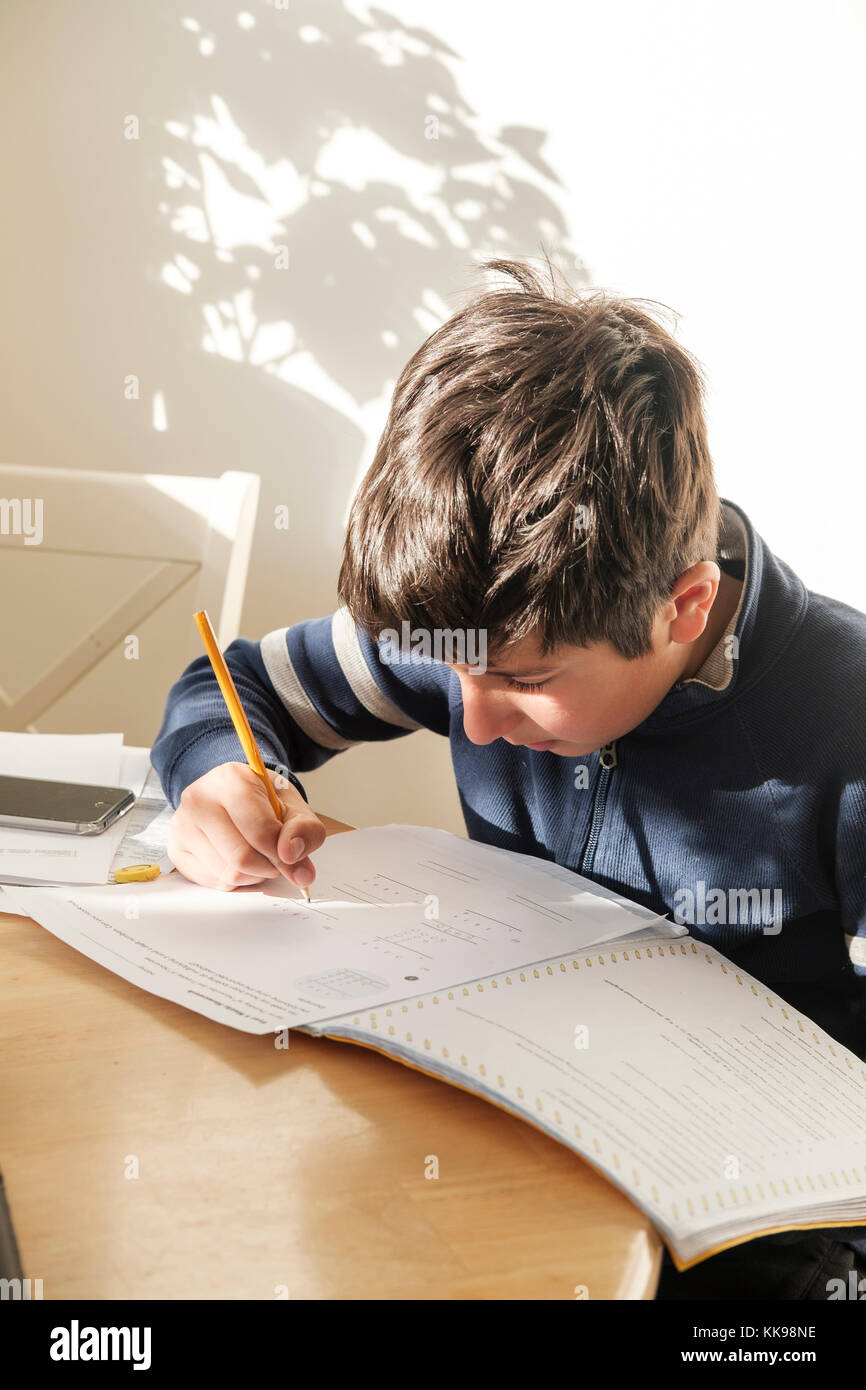 Scolaro-10 anni,lavorando sui suoi compiti,surrey, Regno Unito Foto Stock