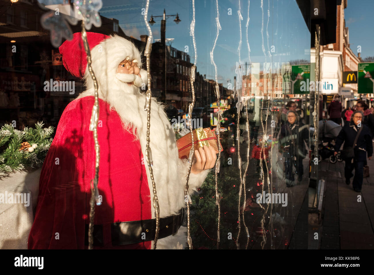 Shopping di Natale sulla strada alta,epsom,surrey, Regno Unito Foto Stock