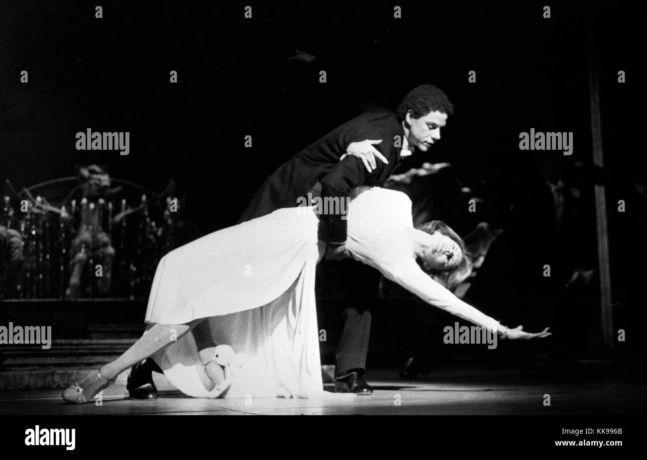 La stella di Hollywood Cyd Charisse giocando Lady Hadwell in una routine di danza con il partner Hugo Pregman in 'Charlie Girl', che si apre a Londra il Victoria Palace. *PNR Foto Stock