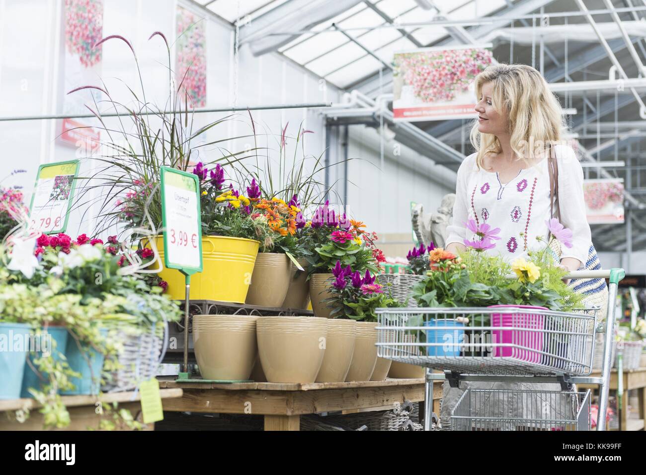 Donna matura che fa shopping nel Garden center di Augusta, Baviera, Germania | utilizzo in tutto il mondo, Royalty free: A prezzi scontati su richiesta. Foto Stock