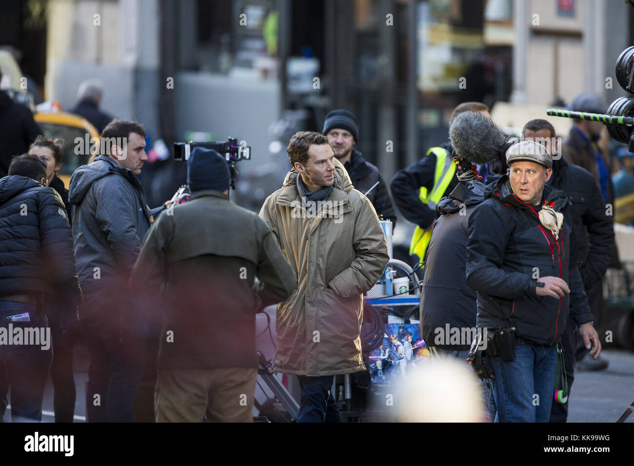 Benedict Cumberbatch filma scene per il nuovo adattamento televisivo di Patrick Melrose a Glasgow, in Scozia, la cui produzione ha trasformato le strade di Glasgow in New York. Con: Benedict Cumberbatch dove: Glasgow, Regno Unito quando: 29 ottobre 2017 credito: WENN Foto Stock