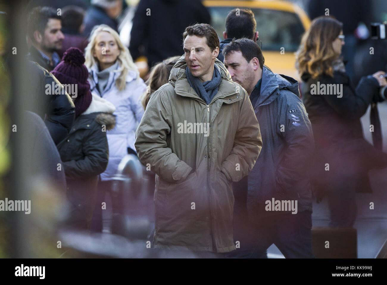 Benedict Cumberbatch filma scene per il nuovo adattamento televisivo di Patrick Melrose a Glasgow, in Scozia, la cui produzione ha trasformato le strade di Glasgow in New York. Con: Benedict Cumberbatch dove: Glasgow, Regno Unito quando: 29 ottobre 2017 credito: WENN Foto Stock