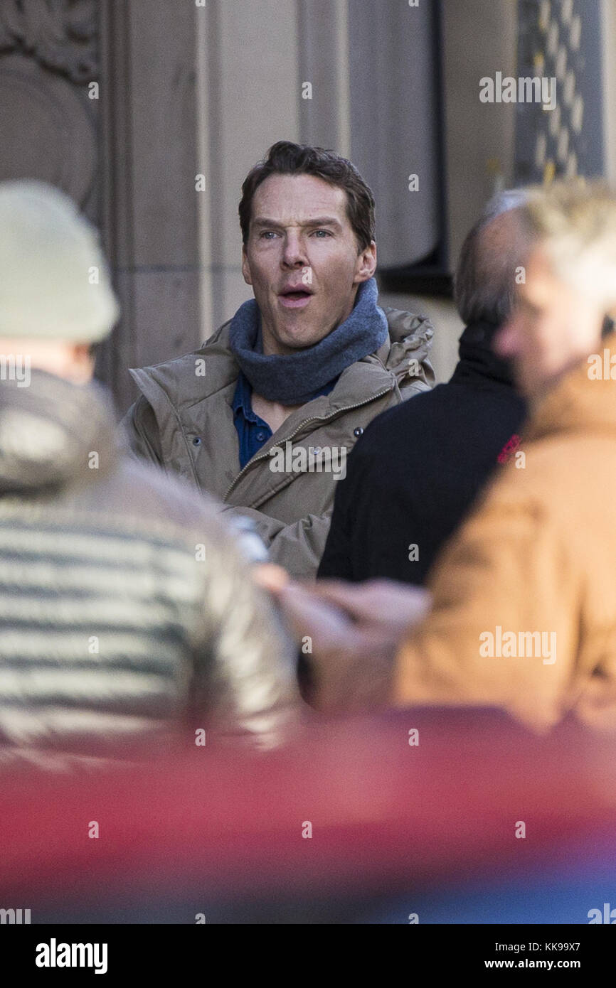 Benedict Cumberbatch filma scene per il nuovo adattamento televisivo di Patrick Melrose a Glasgow, in Scozia, la cui produzione ha trasformato le strade di Glasgow in New York. Con: Benedict Cumberbatch dove: Glasgow, Regno Unito quando: 29 ottobre 2017 credito: WENN Foto Stock