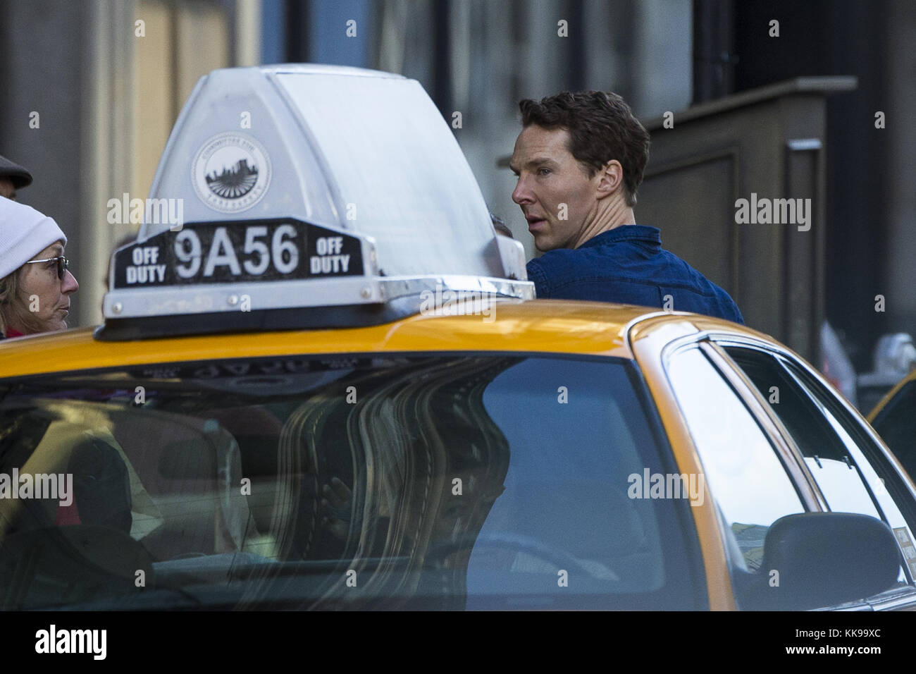 Benedict Cumberbatch filma scene per il nuovo adattamento televisivo di Patrick Melrose a Glasgow, in Scozia, la cui produzione ha trasformato le strade di Glasgow in New York. Con: Benedict Cumberbatch dove: Glasgow, Regno Unito quando: 29 ottobre 2017 credito: WENN Foto Stock