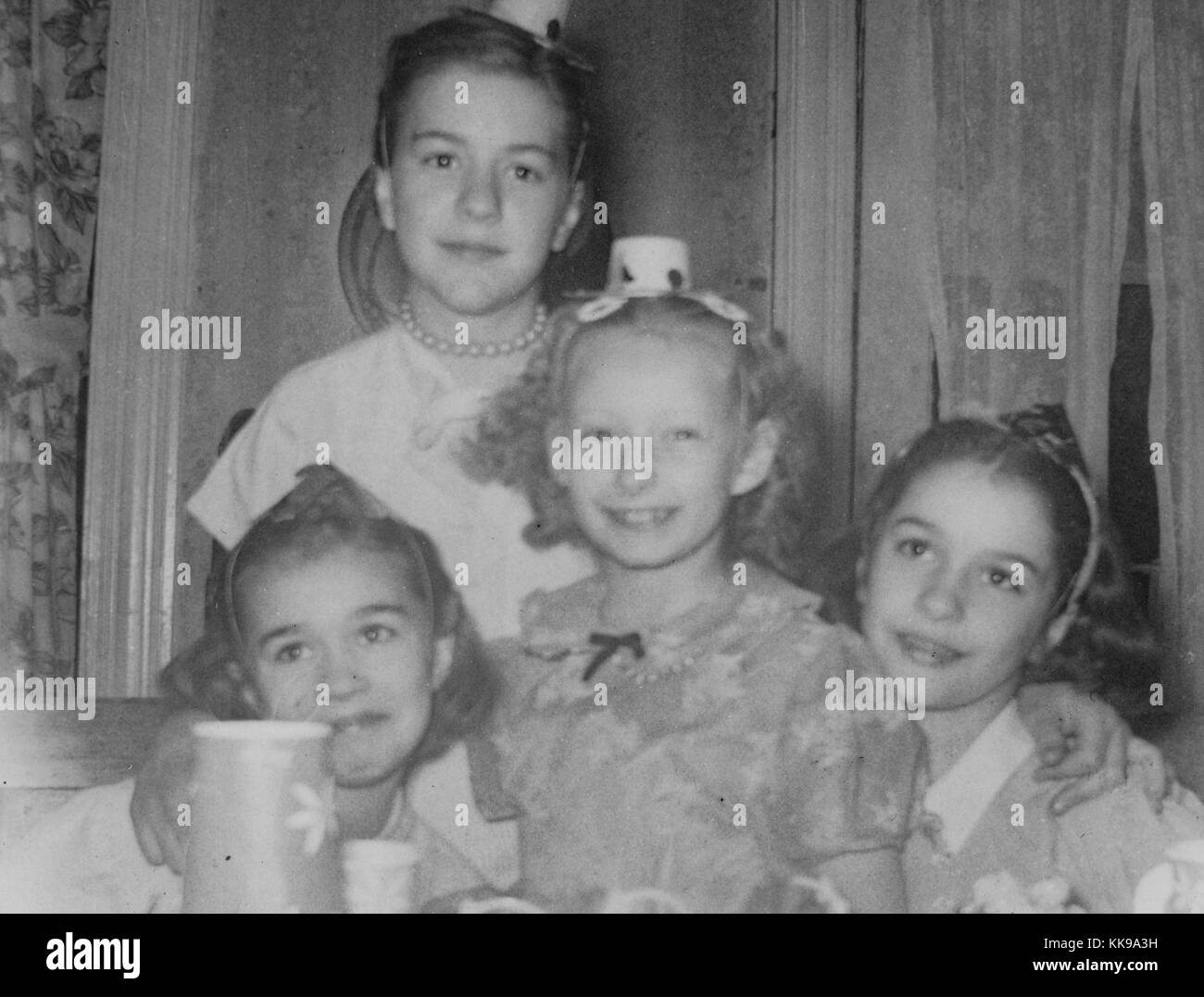 In volgare fotografia istantanea delle ragazze della scuola e partito, 1954. Foto Stock