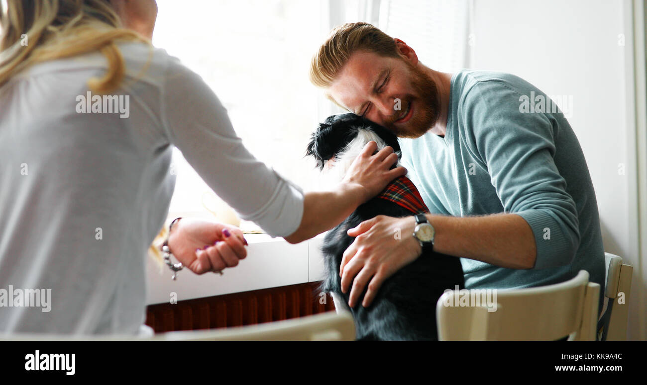 Bella giovane in un momento di relax a casa e di amare il loro cane Foto Stock