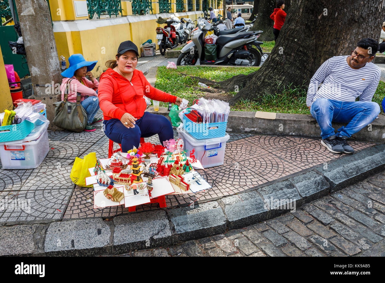 Lo stile di vita locale: Strada venditore souvenir dalla centrale di Post Office, Dong Khoi Area, District 1, centro di Saigon (Ho Chi Minh City), il sud del Vietnam Foto Stock
