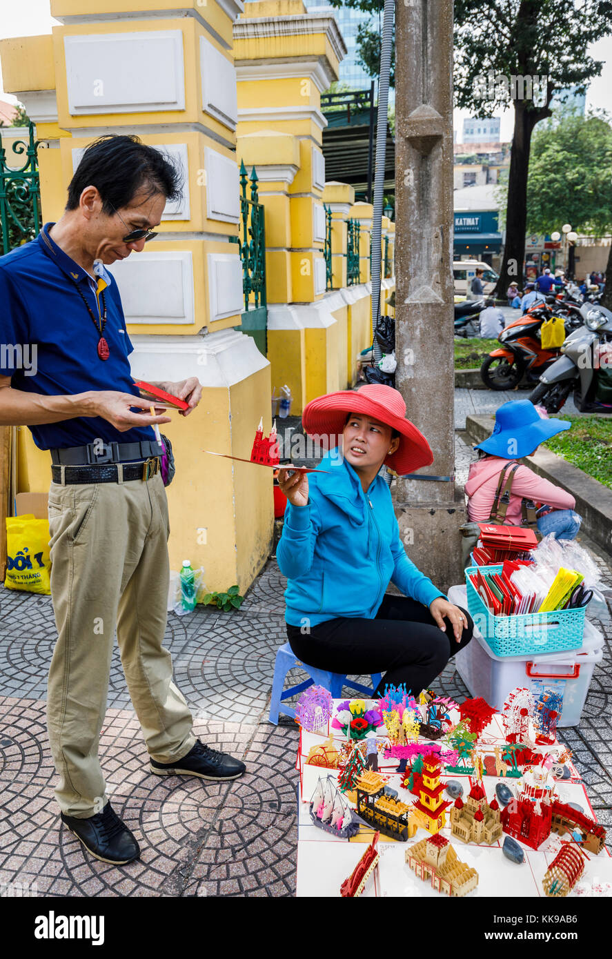 Lo stile di vita locale: Strada venditore souvenir dalla centrale di Post Office, Dong Khoi Area, District 1, centro di Saigon (Ho Chi Minh City), il sud del Vietnam Foto Stock