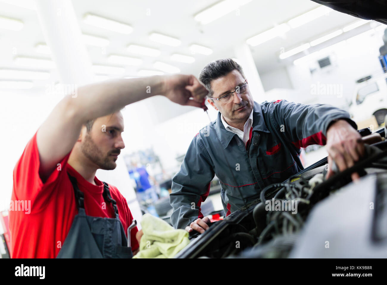 Meccanica auto funzionante a automotive service center Foto Stock