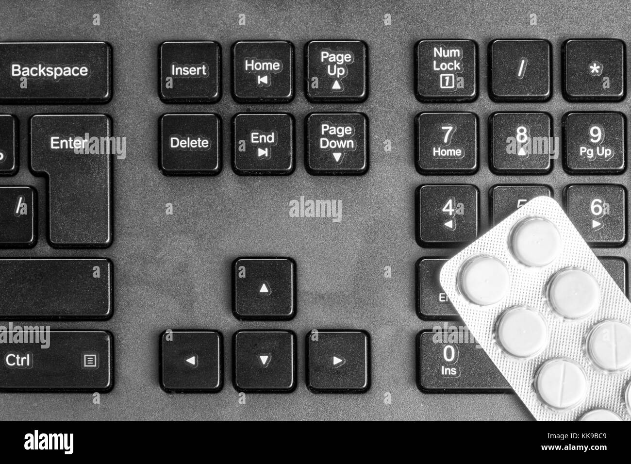 Il trattamento di indurimento analisi del computer la riparazione di PC tablet in blister sulla tastiera il concetto di protezione diagnostica di servizio Foto Stock