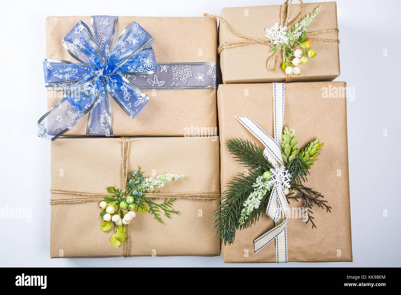 Classy regali di Natale scatola presenta in carta marrone, anno nuovo arredamento bianco. Buon Natale sfondo della scheda Foto Stock