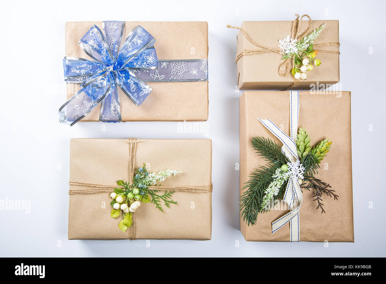 Classy regali di Natale scatola presenta in carta marrone, anno nuovo arredamento bianco. Buon Natale sfondo della scheda Foto Stock