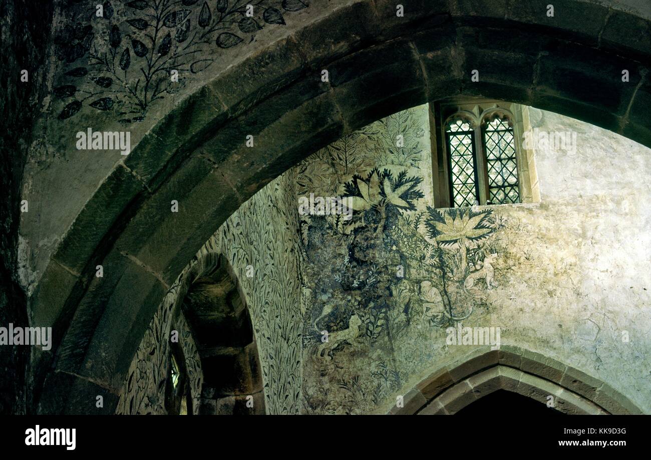 Medievale pittura murale che mostra le scimmie e alberi tropicali nella cappella di famiglia di Haddon Hall, Derbyshire, in Inghilterra. Foto Stock