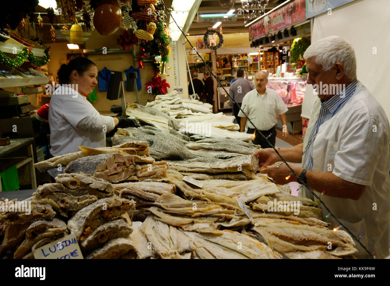 Sale pesce salato pesci sul contatore nel mercato di bancarelle di stallo conserve di metodo di conservazione alimenti cibi essiccati metodi Foto Stock