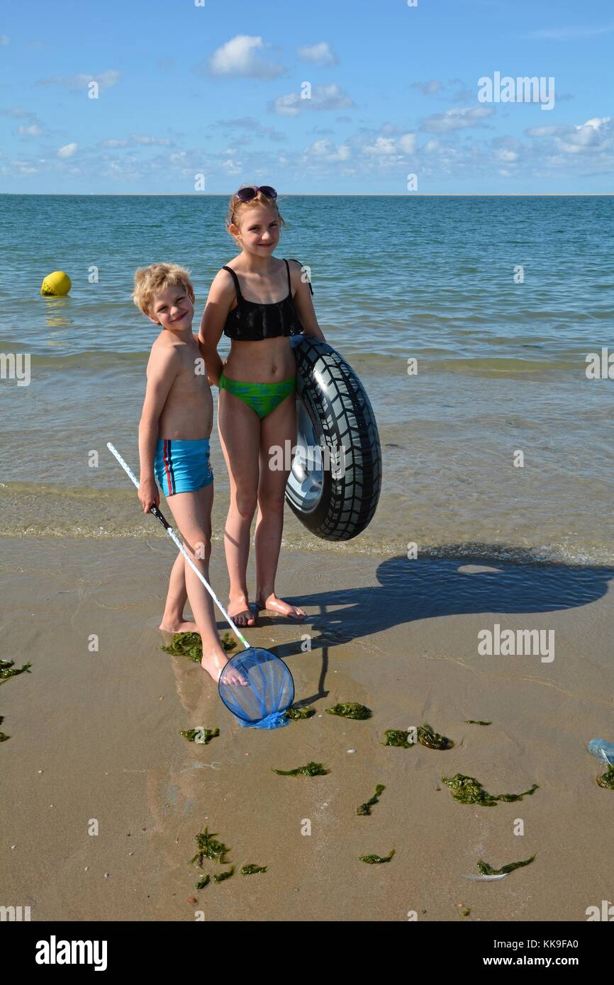 Due Bambini Stand Con Nuoto Pneumatico E Rete Da Pesca Sulla