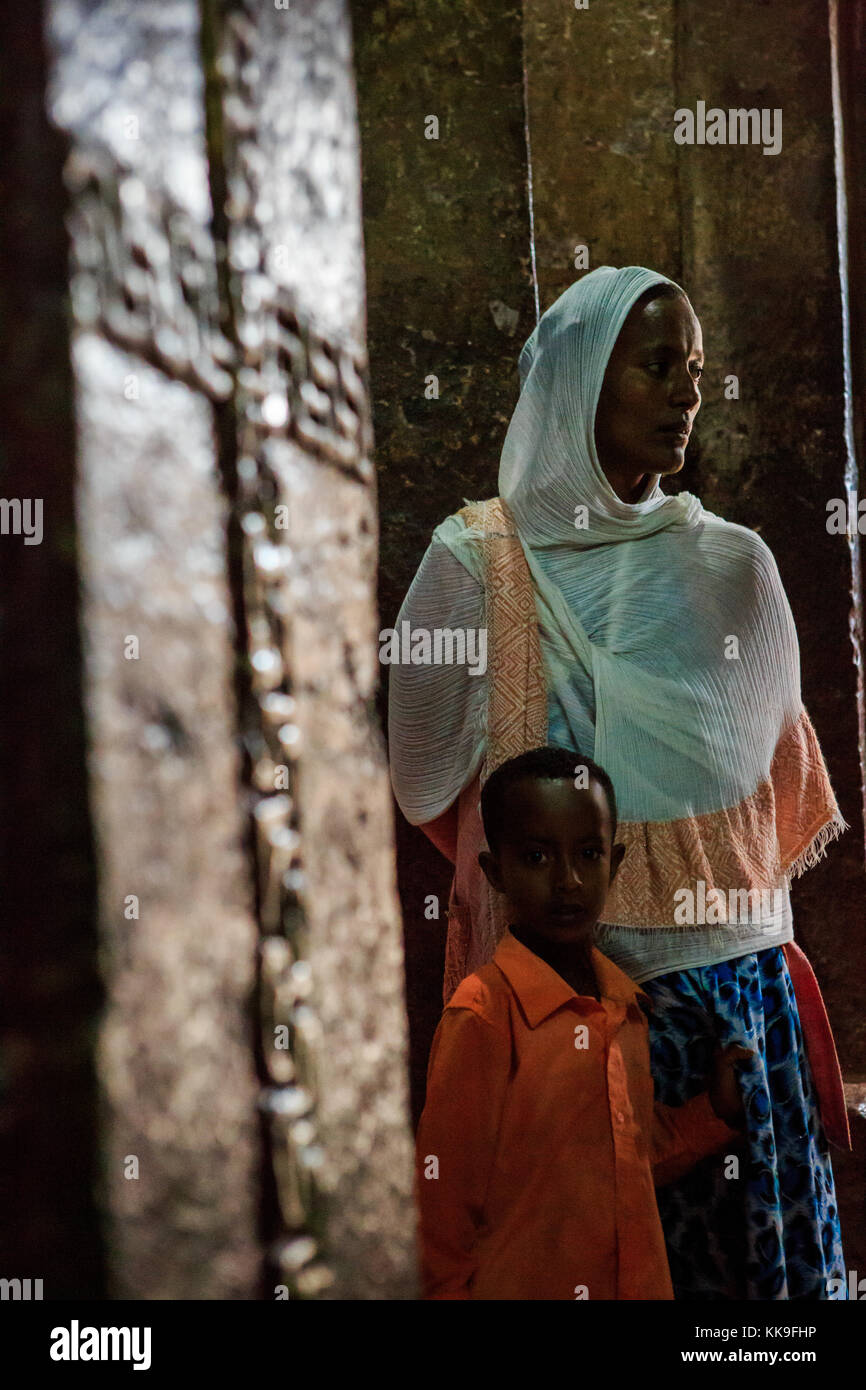 Donna e bambino presso la chiesa a Lalibela, Etiopia. Foto Stock