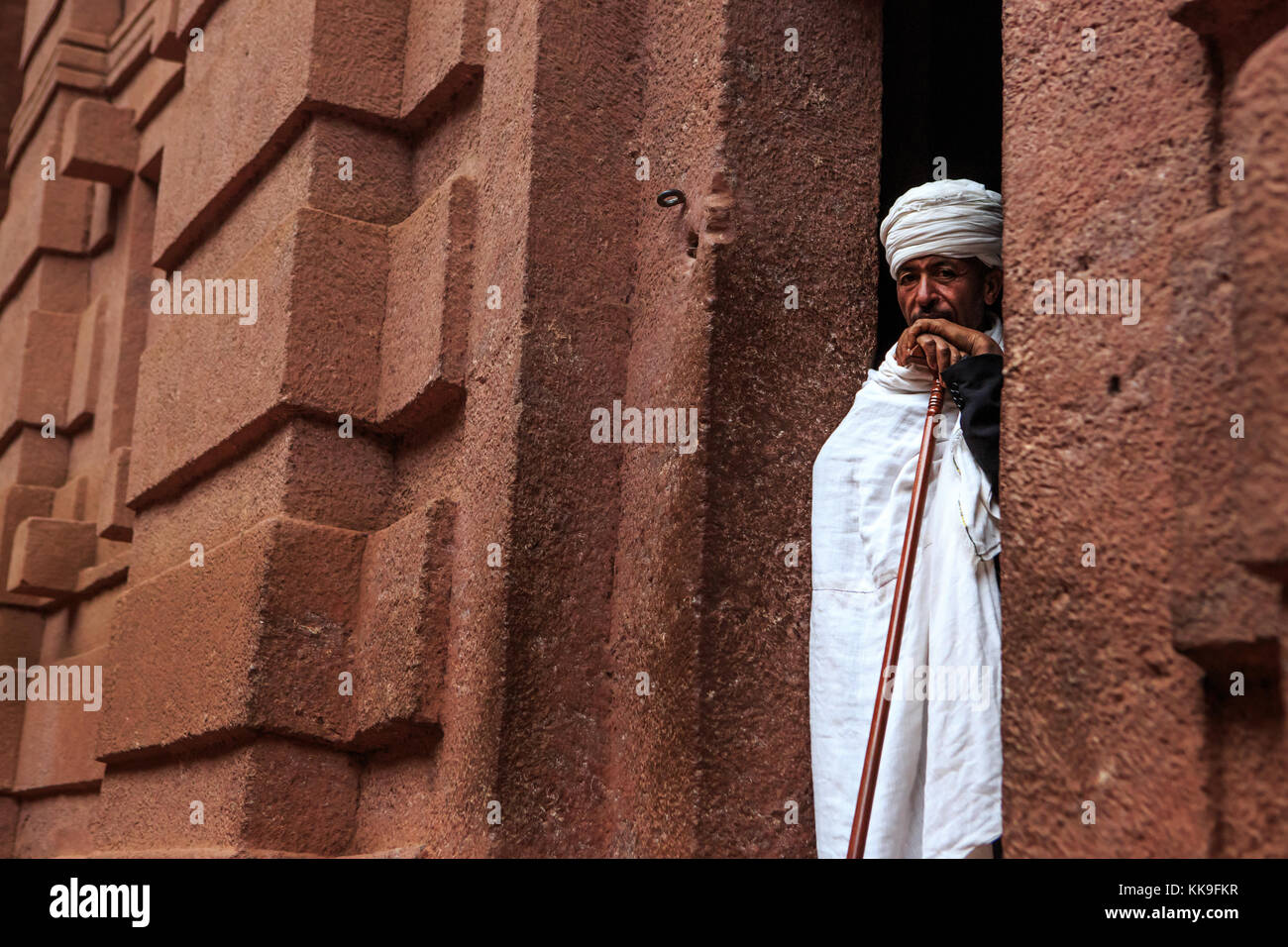 Ortodossa Etiope sacerdote a biete amanuel chiesa di Lalibela, Etiopia. Foto Stock