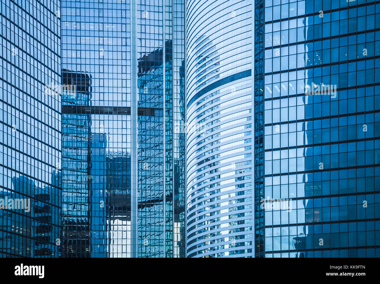 La moderna architettura astratta, sullo sfondo dei grattacieli di pareti in vetro e acciaio con riflessi blu Foto Stock