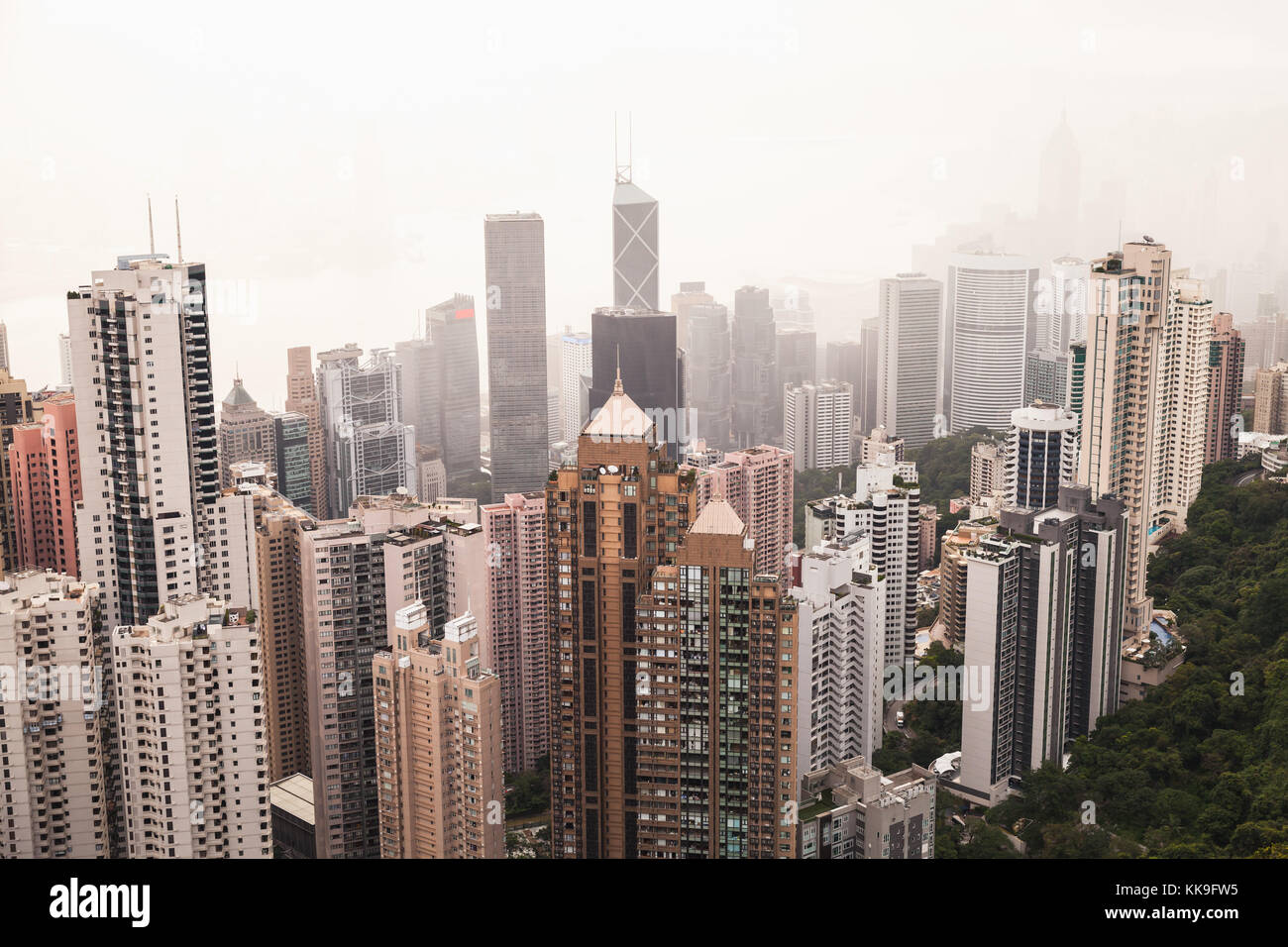 Skyline di hong kong city nel nebbioso giorno, vista aerea adottate da Victoria Peak viewpoint Foto Stock