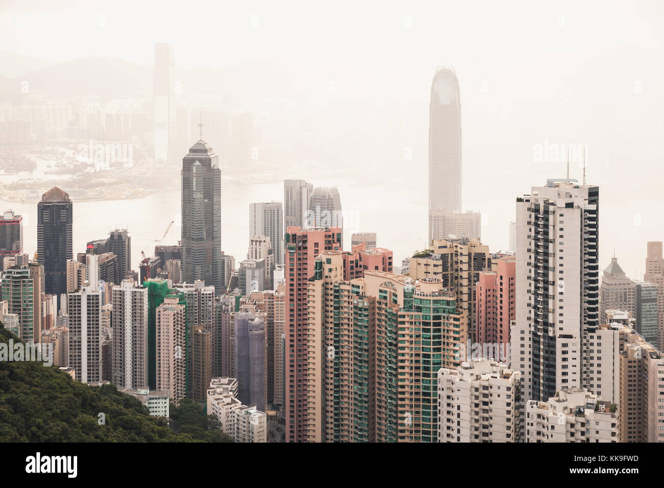 Paesaggio di della città di Hong Kong nel nebbioso giorno, vista aerea adottate da Victoria Peak viewpoint Foto Stock