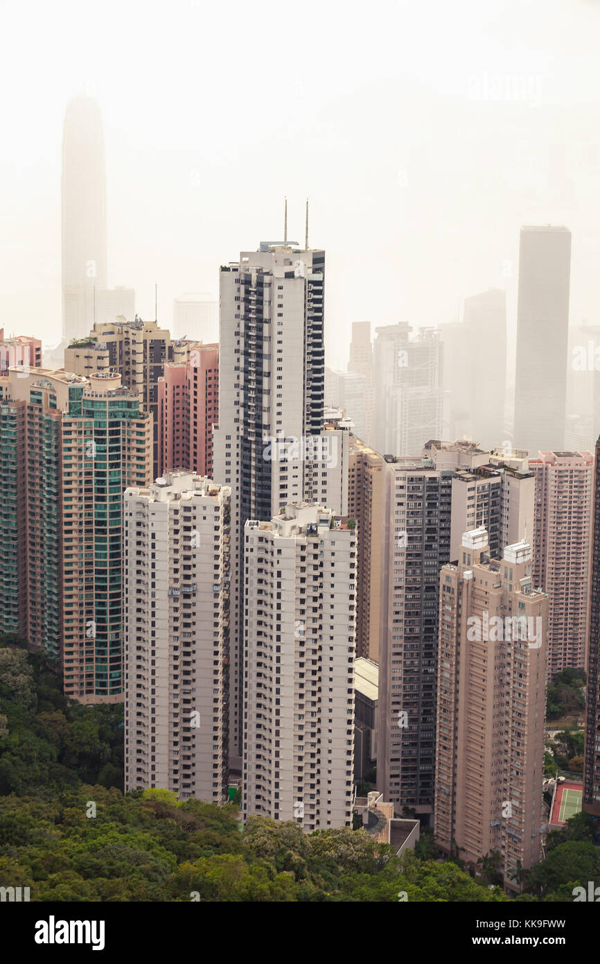 Moderno skyline di Hong kong city nel nebbioso giorno, vista aerea adottate da Victoria Peak viewpoint Foto Stock