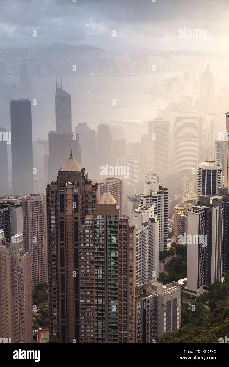 Moderno skyline di Hong kong city, vista aerea adottate da Victoria Peak viewpoint nel nebbioso giorno Foto Stock