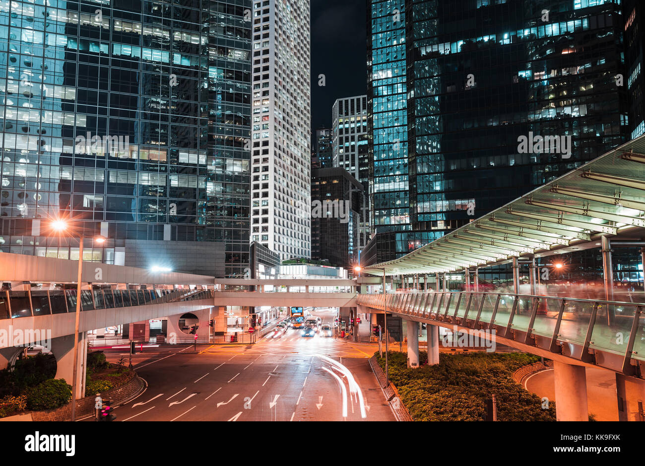 Notte cityscape con sfocate luci auto sulla strada della città di Hong kong Foto Stock