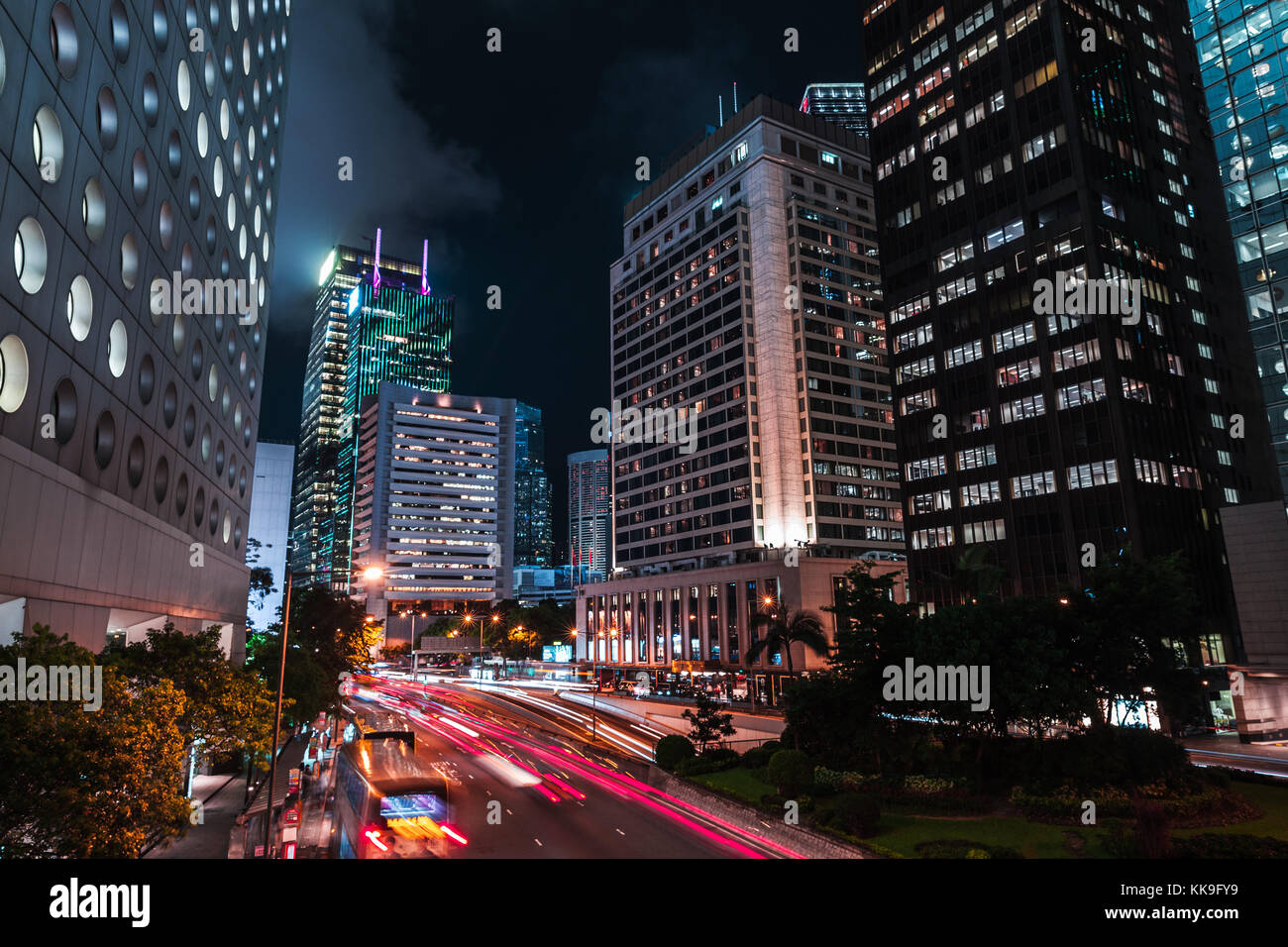 Notte cityscape con sfocate luci auto in autostrada. hong kong city centre Foto Stock