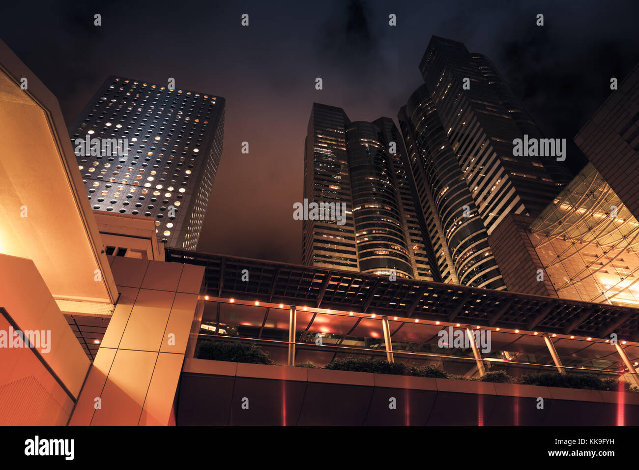 Città moderna di notte. dark grattacieli, alto-aumento edifici aziendali di hong kong Foto Stock
