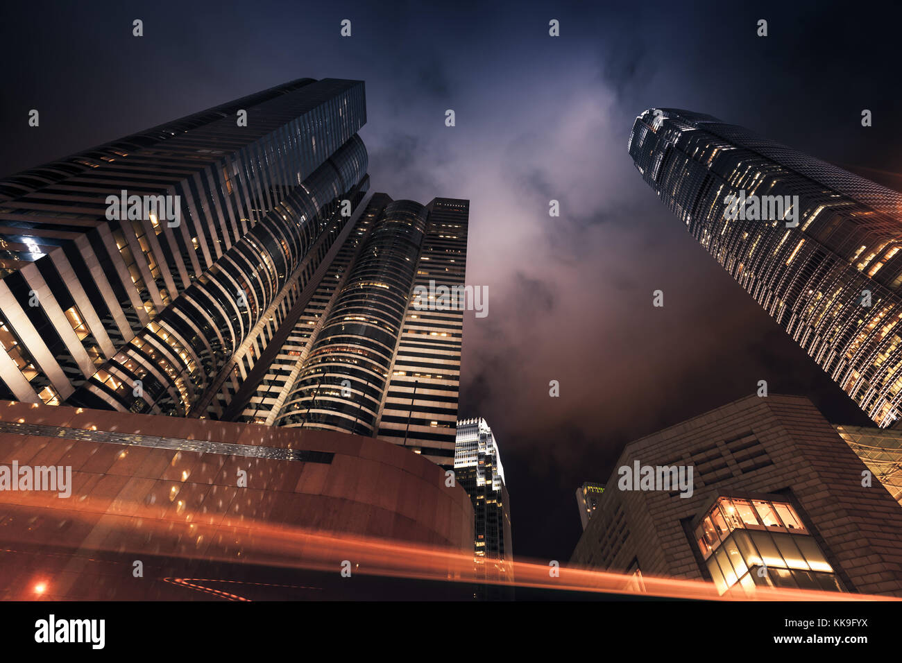 Città moderna di notte con grattacieli, alto-aumento edifici aziendali di hong kong Foto Stock