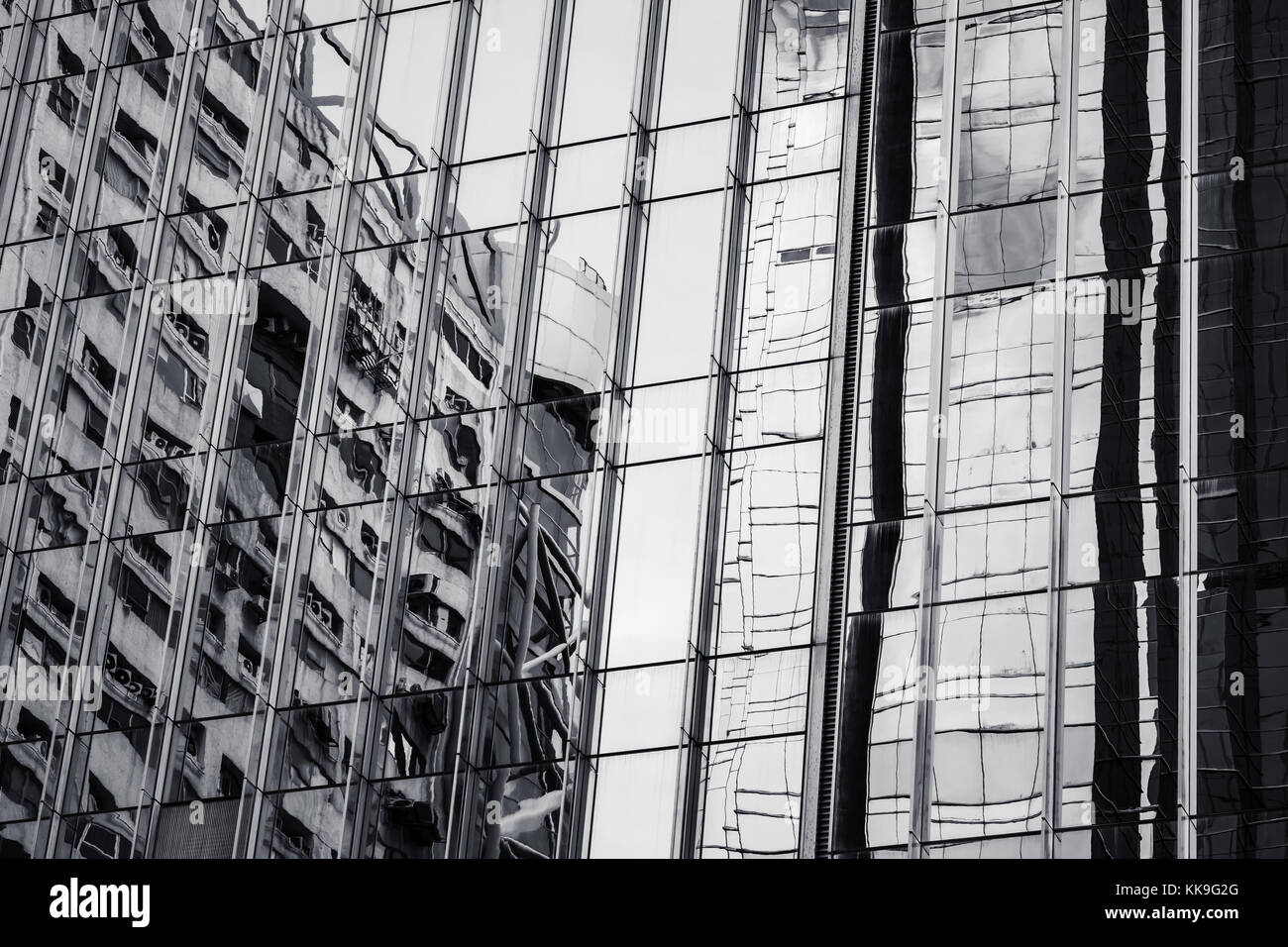 La moderna architettura astratta in bianco e nero un frammento, le pareti in vetro e acciaio con riflessioni Foto Stock