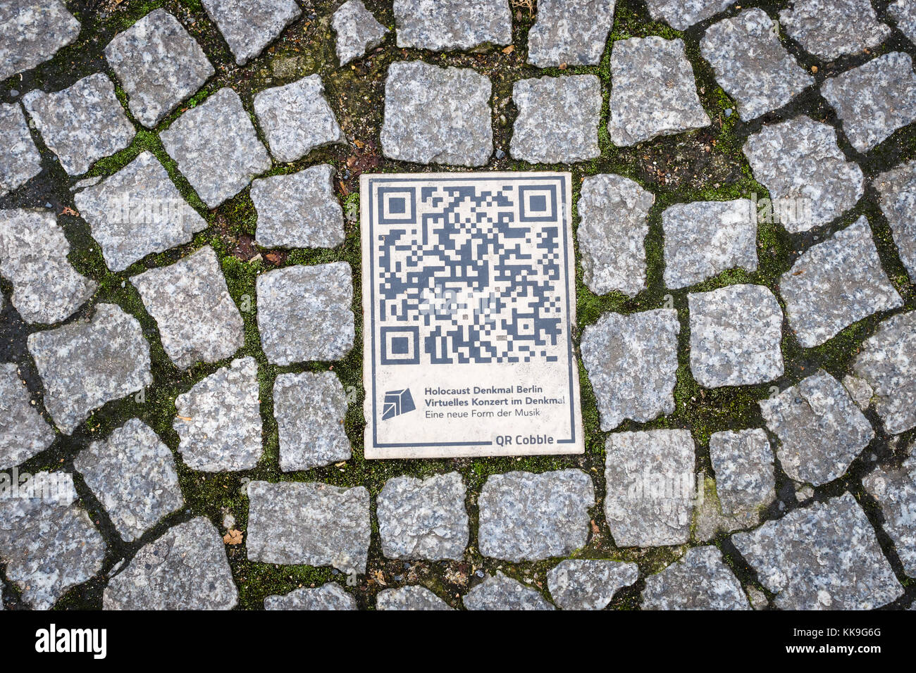 Berlino - Novembre 12, 2017: QR-code sul marciapiede. Un moderno modo di presentare informazioni circa le attrazioni. Foto Stock