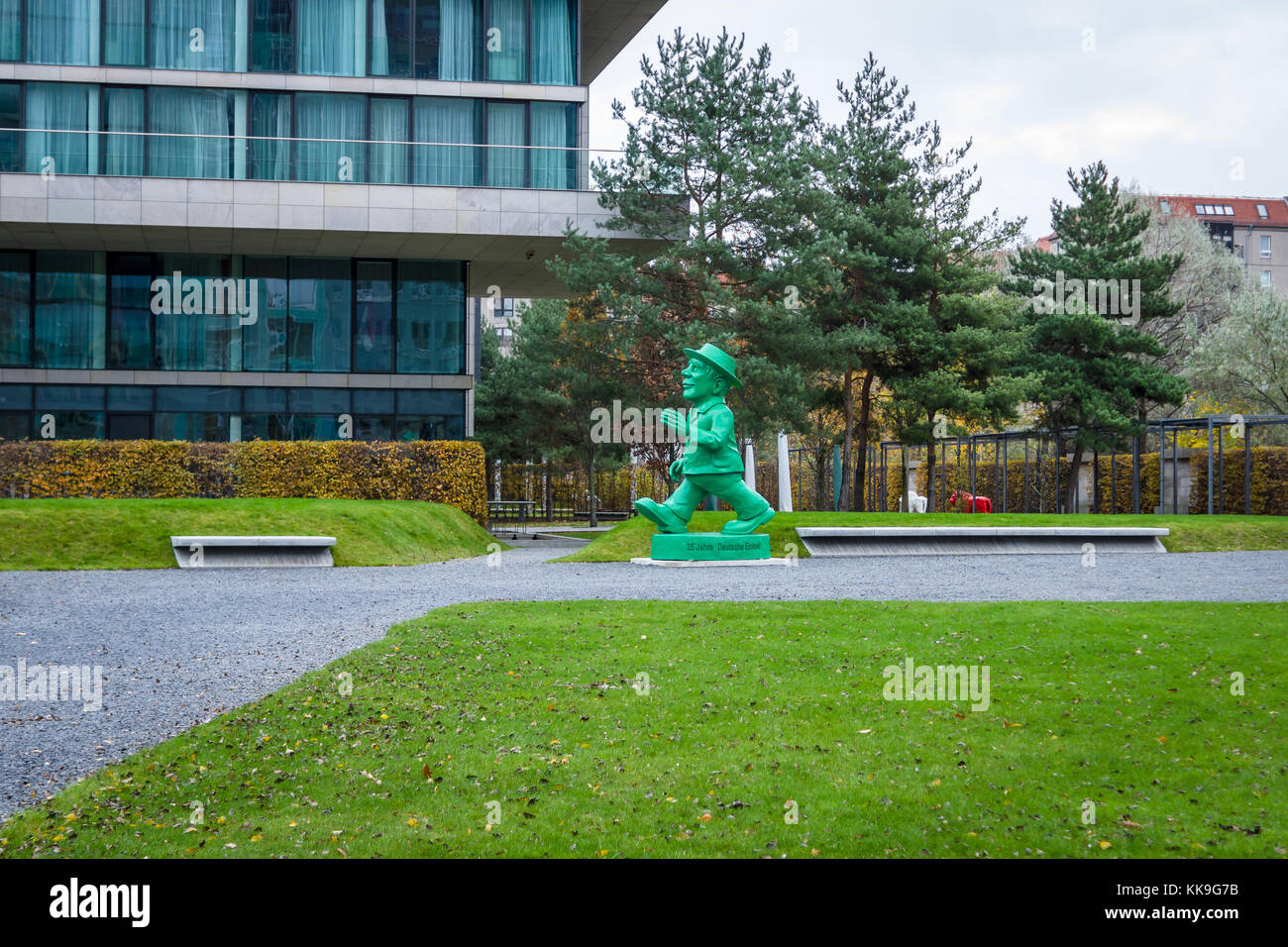 La scultura del pedone è dedicata al venticinquesimo anniversario della riunificazione di Berlino. Foto Stock