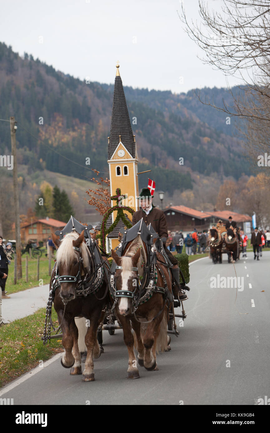 Schliersee, bavaria - 5 novembre 2017: ogni anno la prima domenica di novembre, idilliaco la processione del Cavallo, denominato leonhardi in schliersee bavarese Foto Stock
