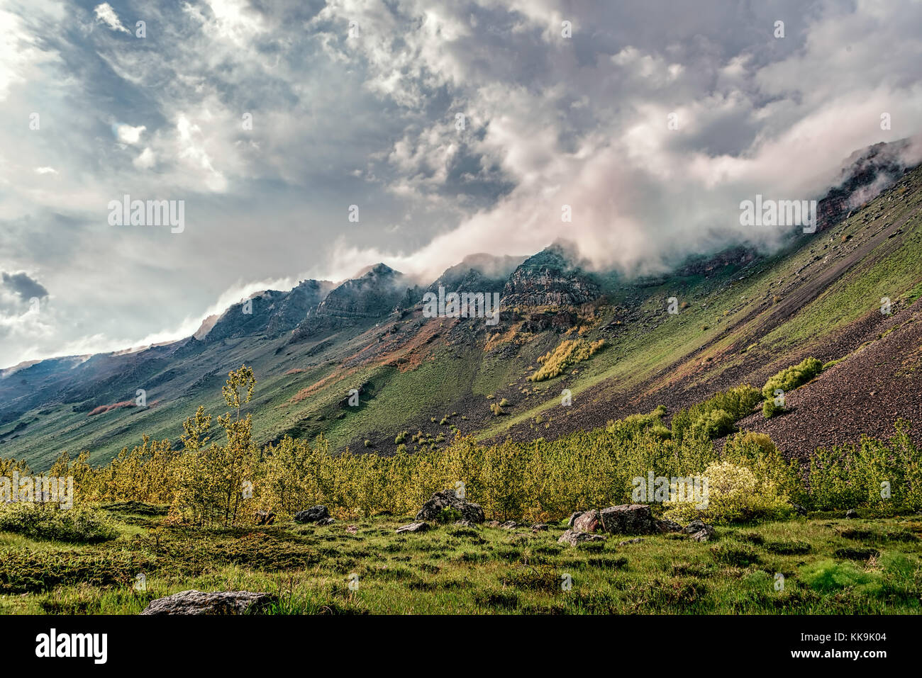 Nuvole grigie sul monte Nemrut national park in bitlis, Anatolia orientale, Turchia Foto Stock