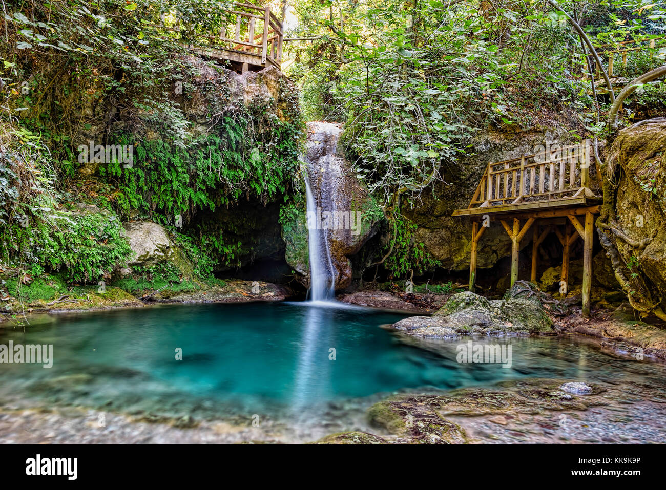 Turgut falls, una piccola cascata di scala, bianco setosa acqua cadere in acquario blue ancora stagno, orhaniye mahallesi, Marmaris, mugla, Turchia Foto Stock