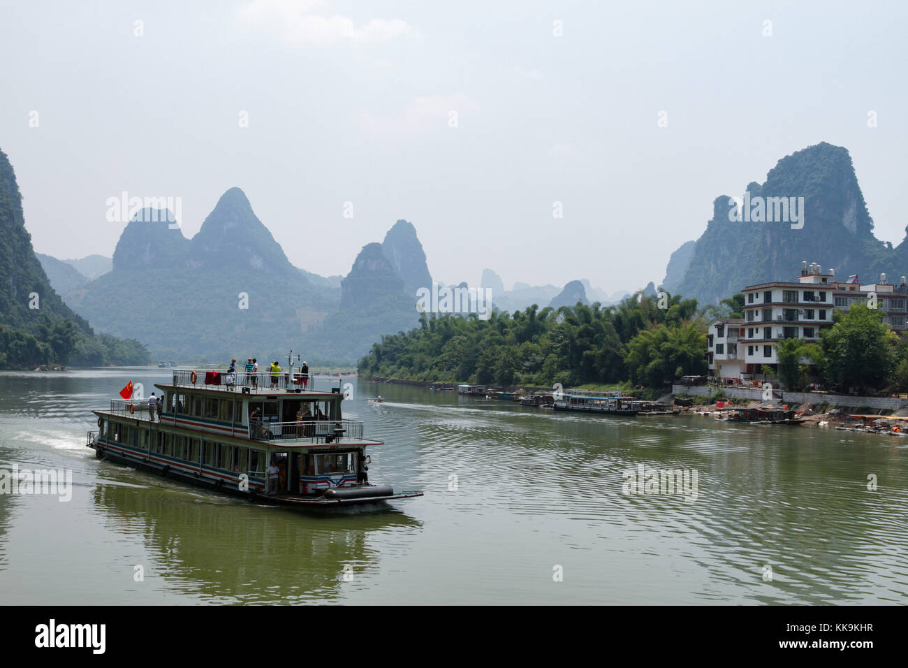 Imbarcazione turistica presso il fiume li in Guilin, Cina. Foto Stock