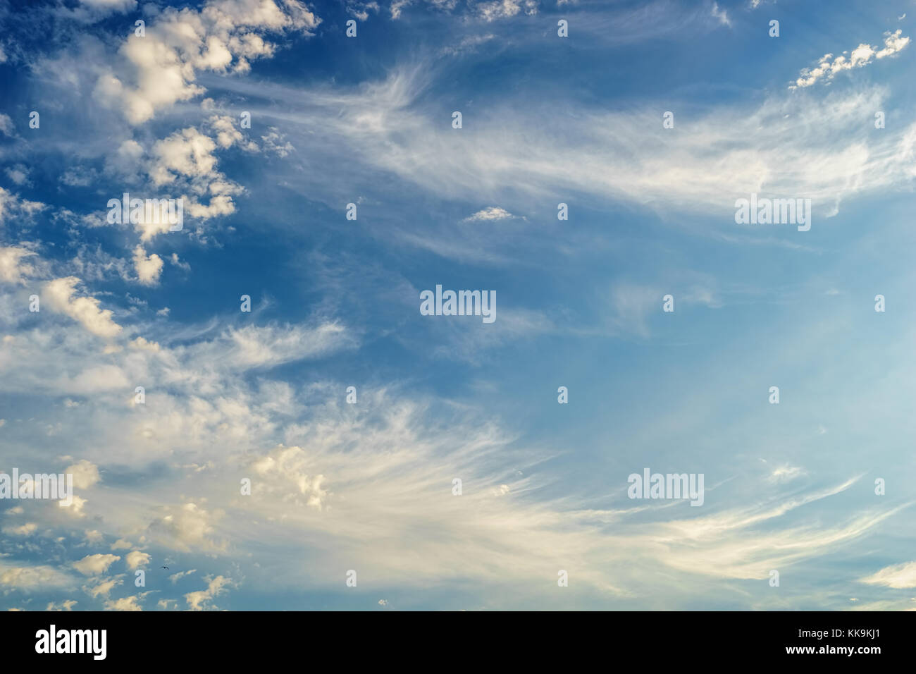Soffice sparsi morbide nuvole bianche su un tardo pomeriggio cielo blu ad Istanbul in Turchia Foto Stock