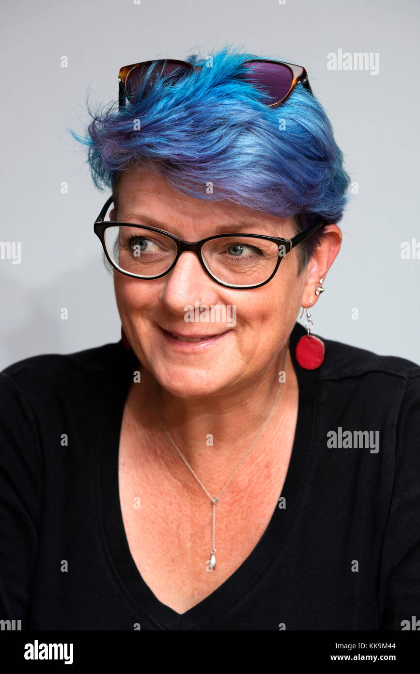 Donna di mezza età con tinti di blu capelli Foto Stock
