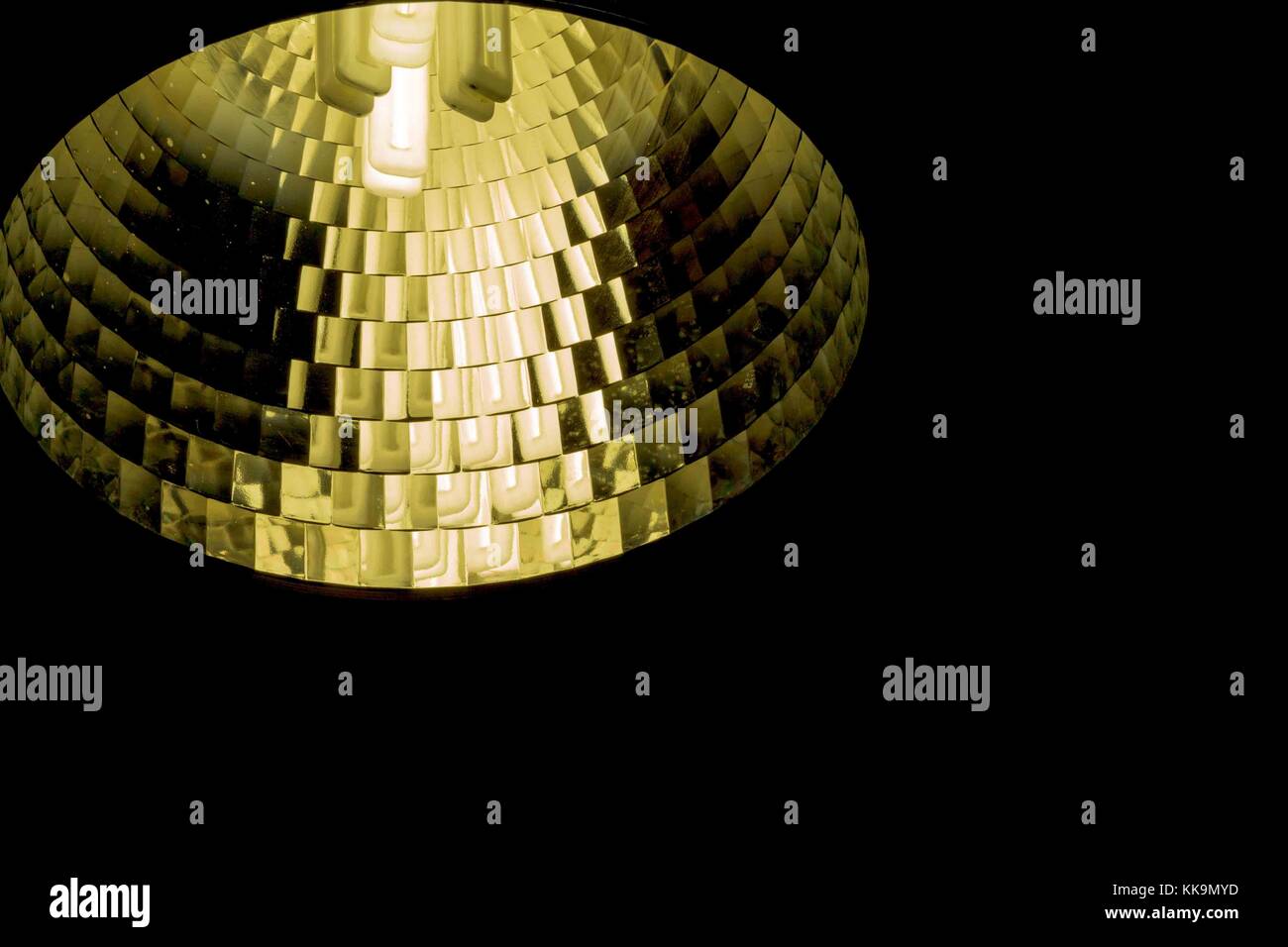 Una singola luce fluorescente lampadina luce spot nel bronzo un catarifrangente giallo Foto Stock