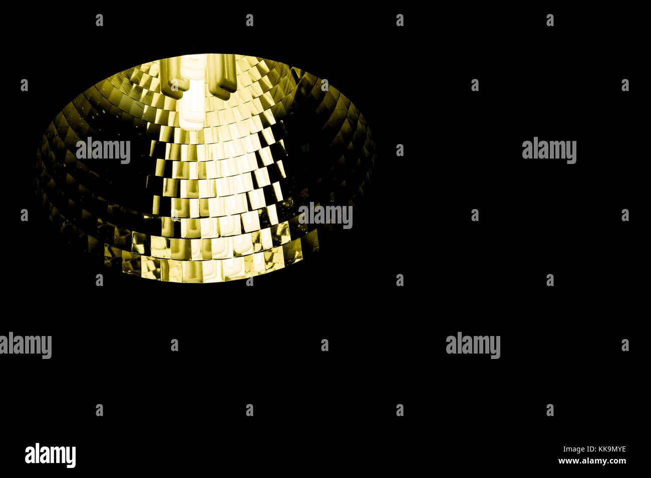 Una singola luce fluorescente lampadina luce spot nel bronzo un catarifrangente giallo Foto Stock