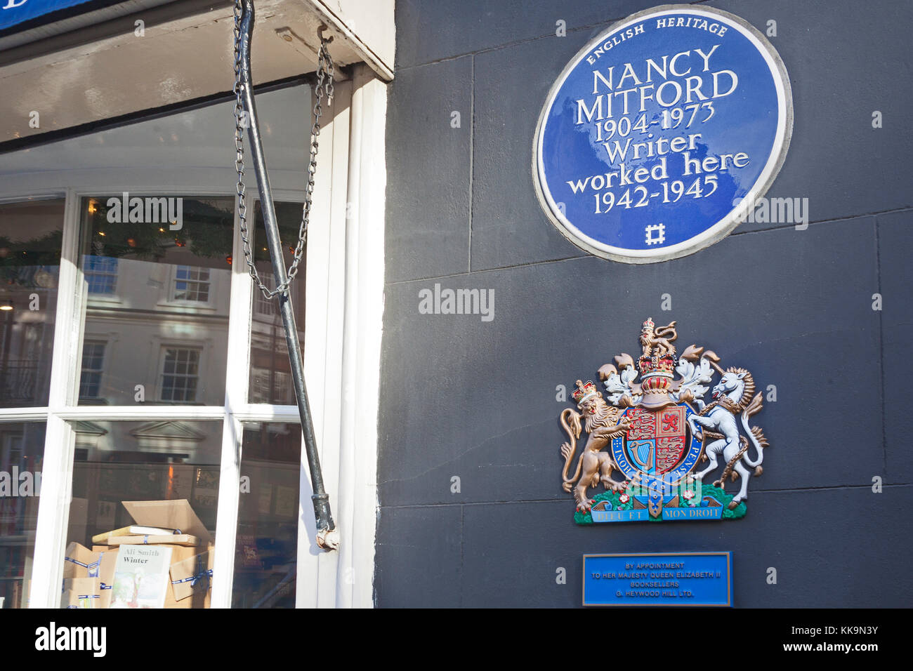 London, Mayfair un bookshop in Curzon Street visualizzando una lapide commemorativa a Nancy Mitford, che ha lavorato una volta ci Foto Stock