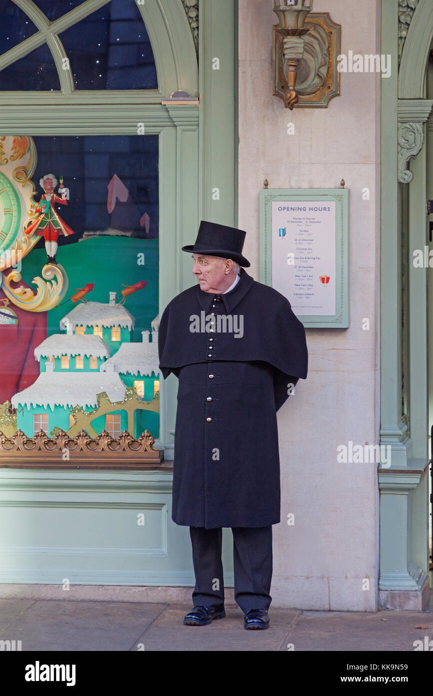 Londra, City of Westminster un portiere di stanza presso l'entrata di Fortnum & Mason del negozio a 181 Piccadilly Foto Stock