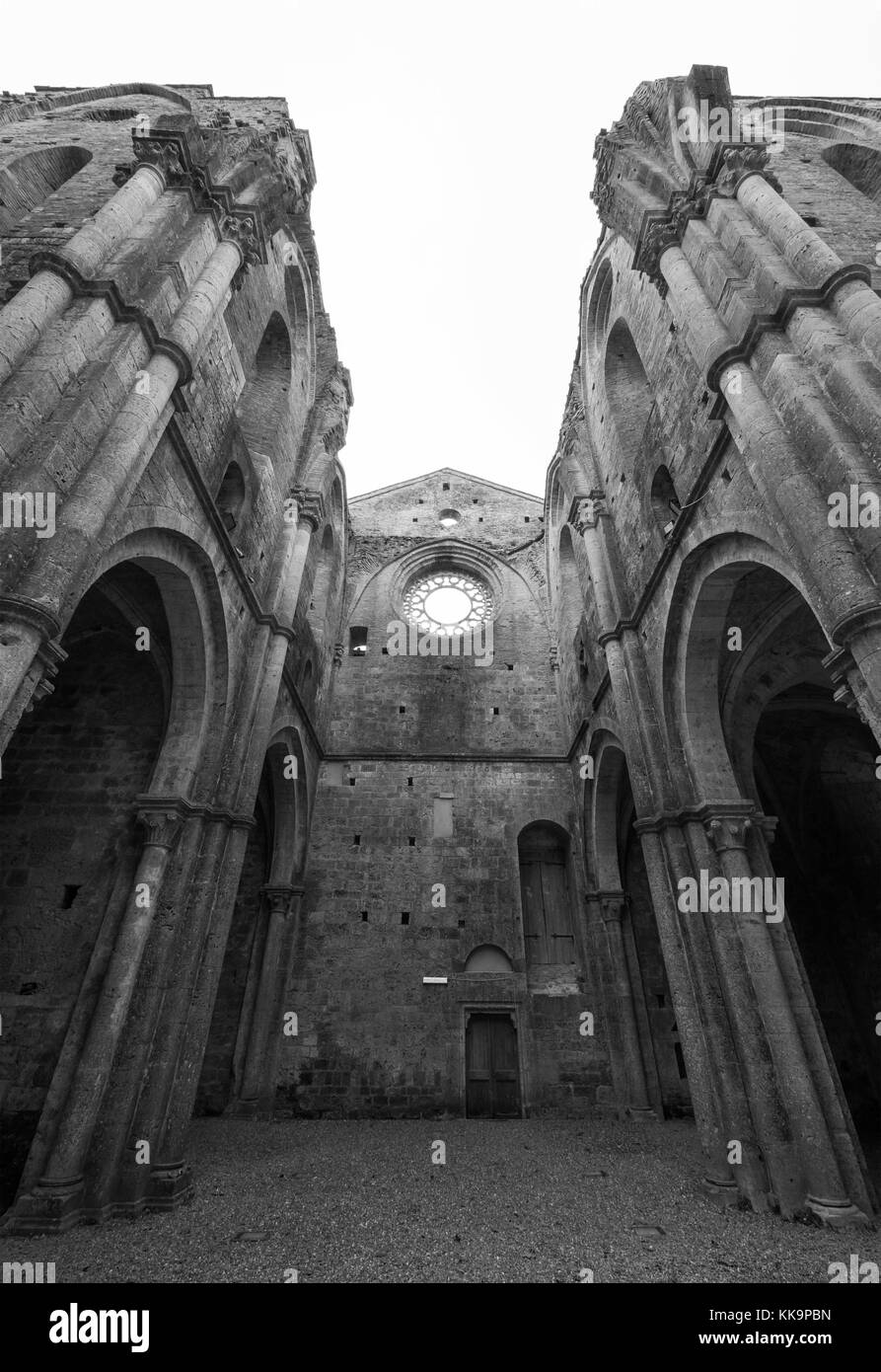 Abbazia di San Galgano (Italia) - vecchio monastero cattolico in una valle isolata della provincia di siena, Regione Toscana. il tetto è crollato dopo un colpo di fulmine Foto Stock