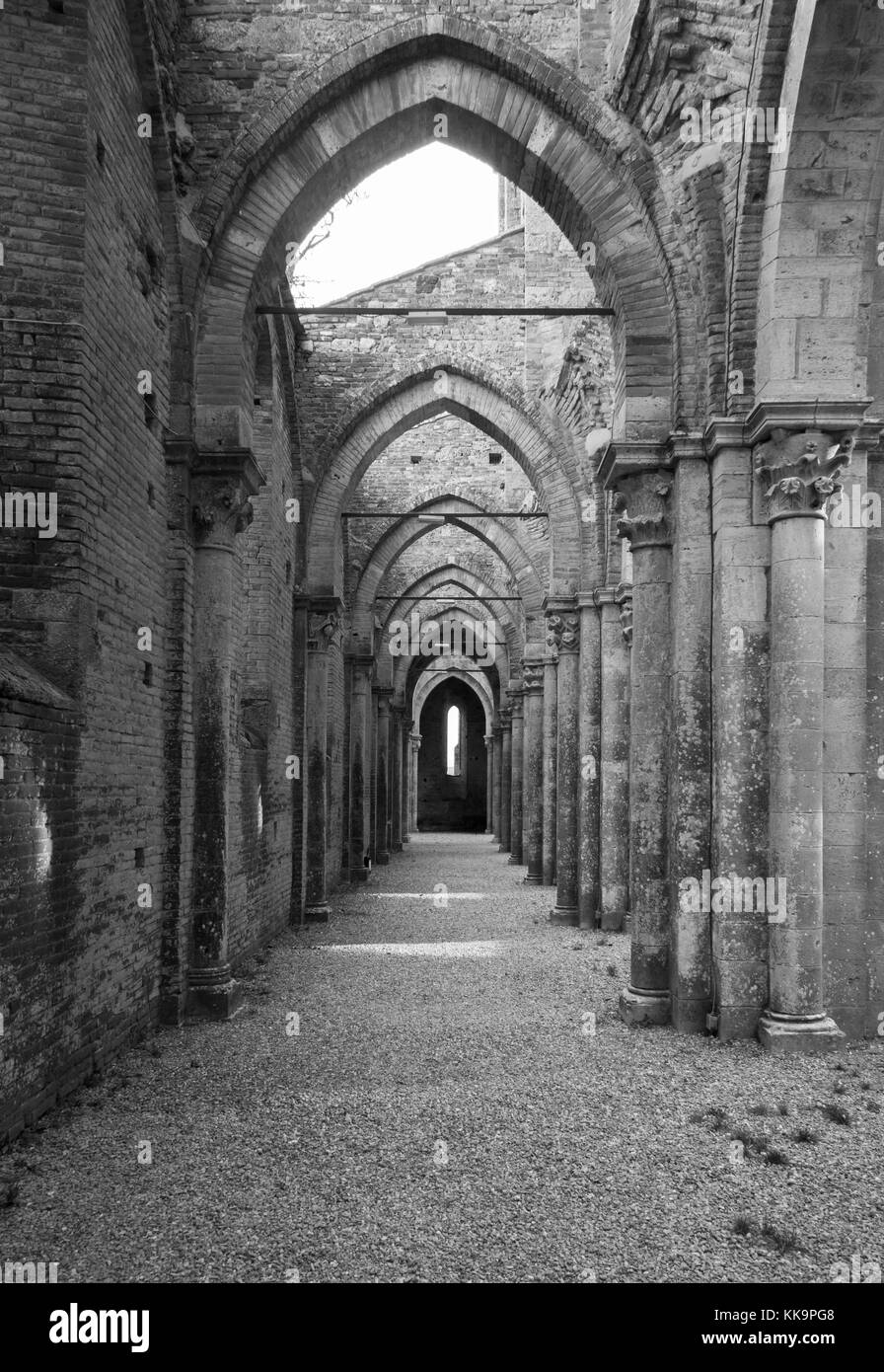 Abbazia di San Galgano (Italia) - Vecchia chiesa cattolica in una valle isolata della provincia di Siena, regione Toscana. Il tetto crollò dopo un fulmine Foto Stock