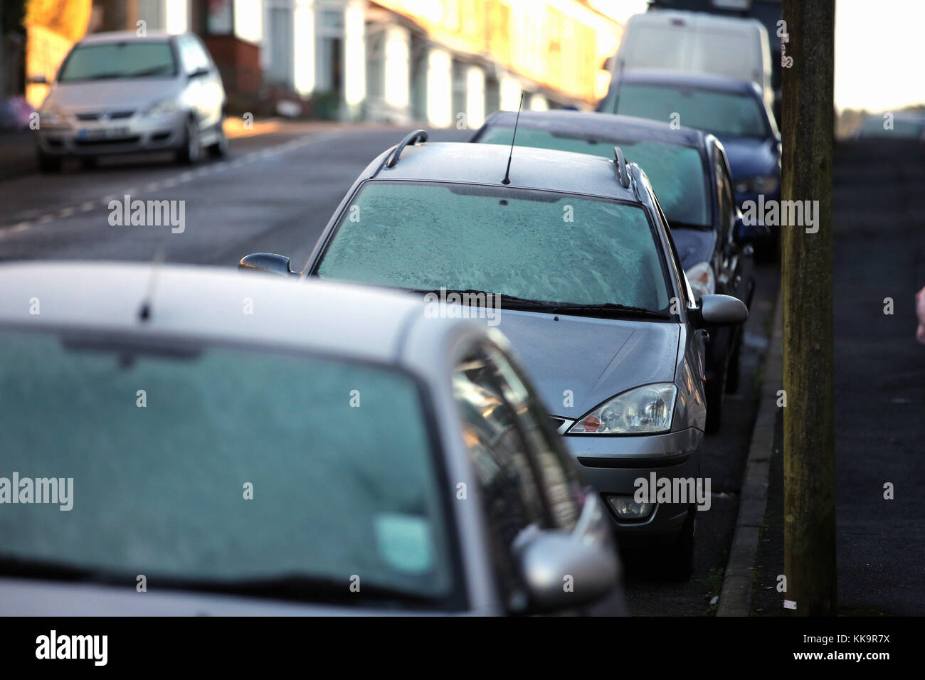 La brina sulle macchine parcheggiate in Foto Stock