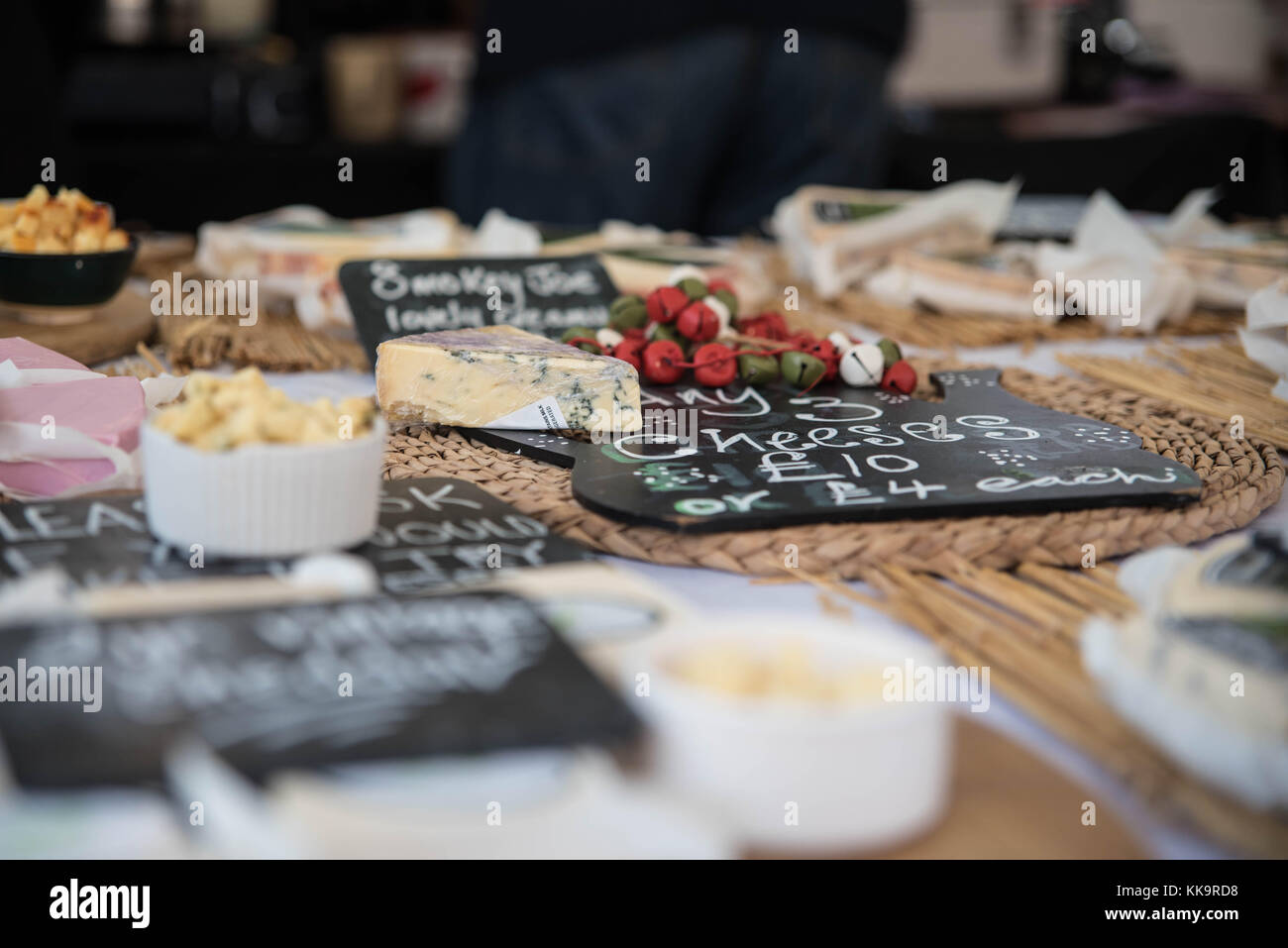 Display di formaggio al mercatino di Natale a Banbury Foto Stock