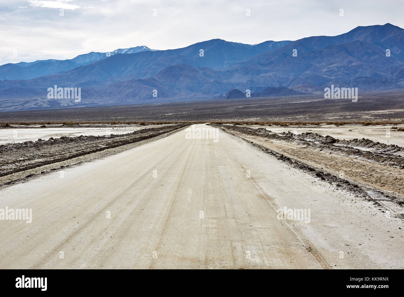 Strada verso la montagna nel parco nazionale della Valle della Morte, Nevada, Stati Uniti d'America Foto Stock