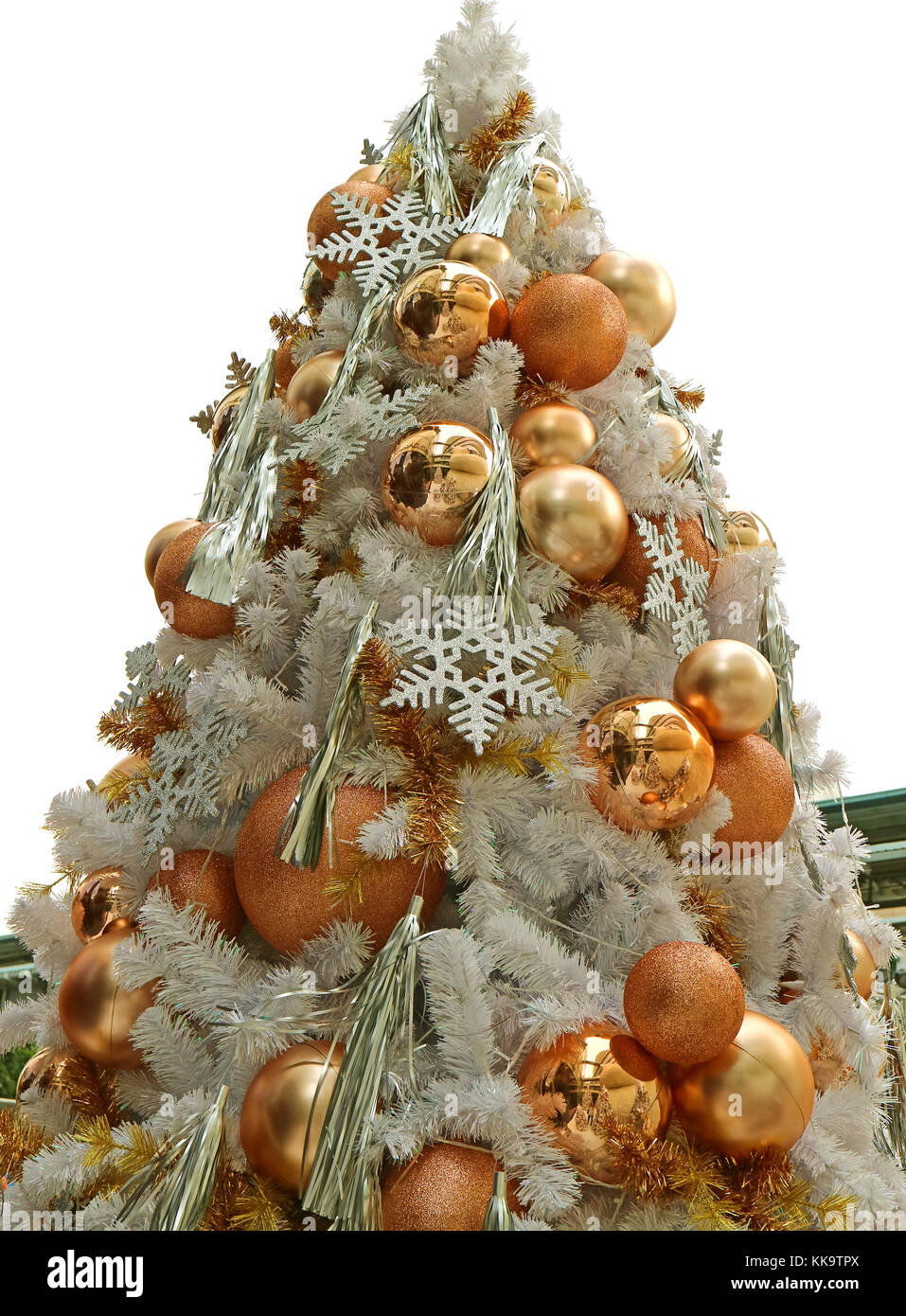 Basso angolo di visione di un decorato grande albero di Natale pieno di oro  e ornamenti in argento Foto stock - Alamy